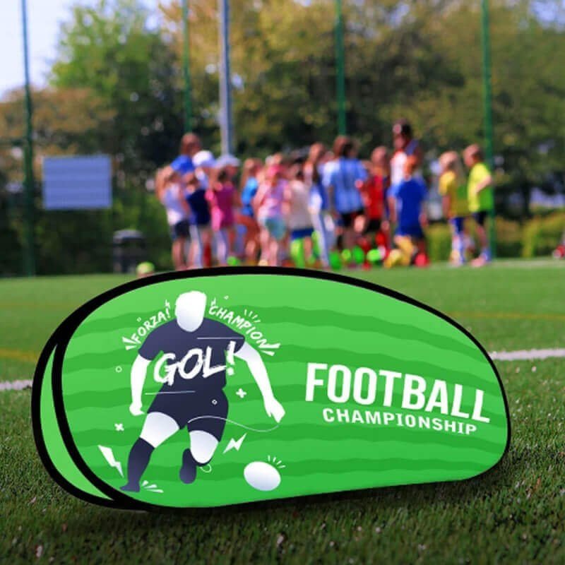 Pop-Up Banner A-Frame horizontales Oval auf Sportplatz mit schwarzem Federstahlrand